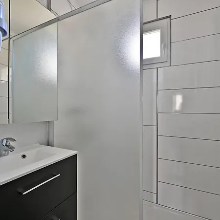 Apartment Le Petit Bonheur - Place Parking Privee - Clim - Terrasse - Piscine Partagee - Proche Parc Spirou Saint-Saturnin-les-Avignon